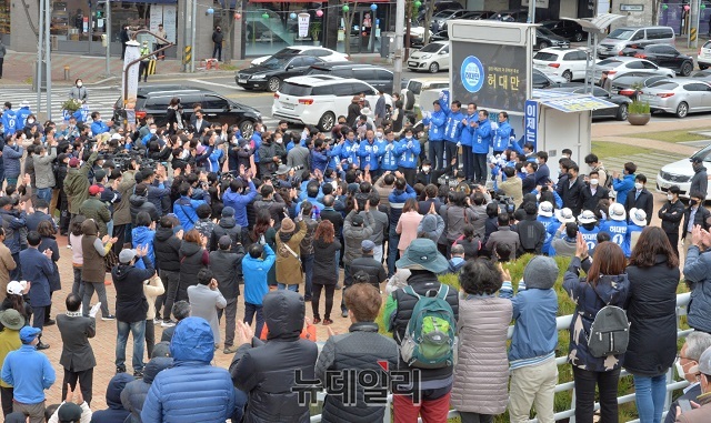 ▲ 이낙연 민주당 상임 선거대책위원장이 13일 포항시청 광장에서 허대만 후보 지원유세를 벌이고 있다.ⓒ뉴데일리