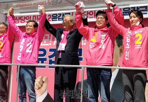 ▲ 김종인 미래통합당 총괄선대위원장이 13일 충북 청주시 상당구 성안길에서 청주권 통합당 후보 4명의 지지를 호소하는 유세 후 승리를 다짐하며 만세를 부르고 있다.ⓒ박근주 기자