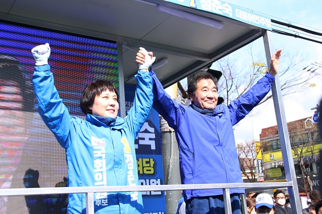 ▲ 이낙연 더불어민주당 공동상임선대위원장이 12일 경기 용인 수지구청역 인근에서 경기 용인병 정춘숙 후보 지원유세를 하고 있다. ⓒ정춘숙 후보 캠프