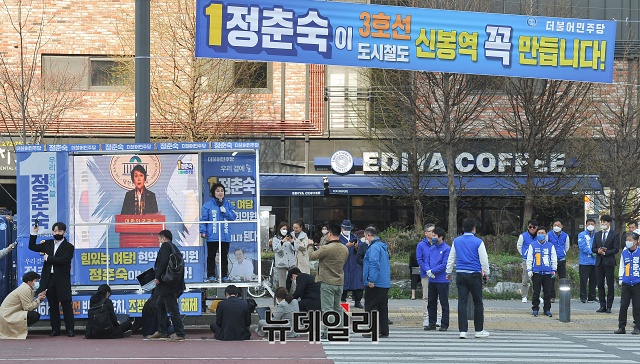 ▲ 정춘숙 더불어민주당 경기 용인병 후보가 9일 오후 경기 용인시 신봉초 사거리에서 인사말을 하고 있다. ⓒ권창회 기자