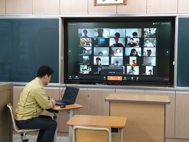 ▲ 이희진 영덕군수는 온라인 개학이 시작된 가운데 쌍방향 원격수업을 참관했다.ⓒ영덕군