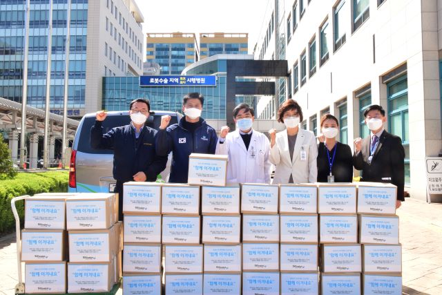 ▲ 비영리 NGO 단체인 ‘함께하는 사랑밭’이 13일 대전을지대병원에 코로나 관련 물품을 전달했다.ⓒ대전을지대병원