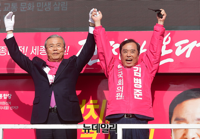 ▲ 김병준 미래통합당 세종을 국회의원 후보가 13일 오후 세종시 종촌파크프라자 광장 유세장을 방문한 김종인 총괄선대위원장과 손을 맞잡고 지지를 호소하고 있다.ⓒ정상윤 기자