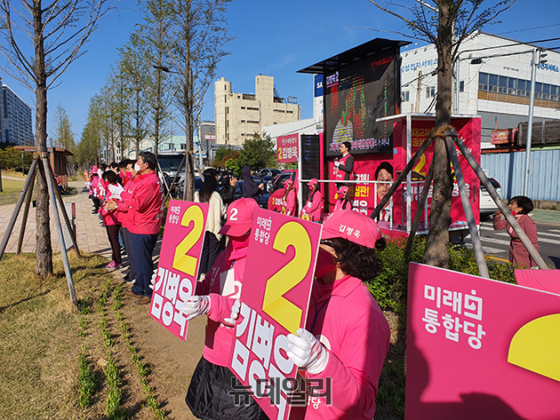 ▲ 김병욱 후보가 그린웨이 철길숲에서 유세를 하고 있다.ⓒ뉴데일리