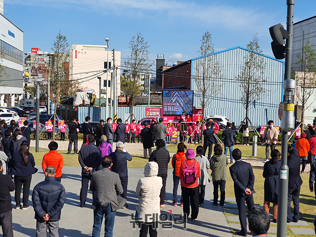 ▲ 김병욱 후보의 선거유세에 시민들이 깊은 관심을 보이고 있다.ⓒ뉴데일리