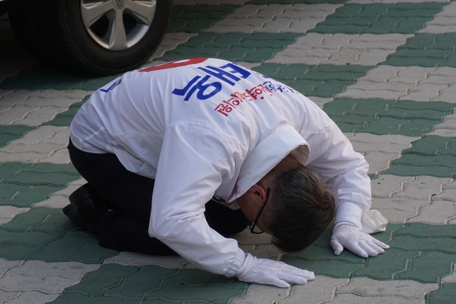 ▲ 대구 북구갑 현역 국회의원인 정태옥 후보가 손을 바닥에 대고 주민들에게 큰 절을 올리는 ‘9절 유세’를 이어면서 지지를 호소했다.ⓒ정 후보 측