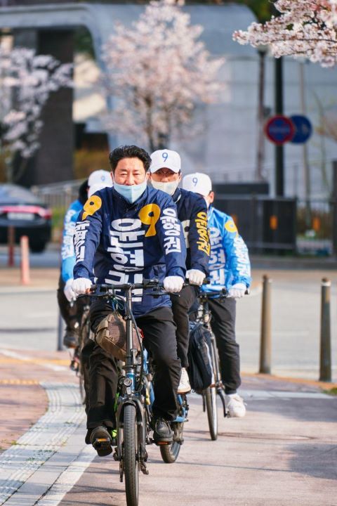 ▲ 21대 총선 세종갑 윤형권 후보가 지난 주말 자전거 유세를 펼치고 있다.ⓒ윤형권 후보 캠프