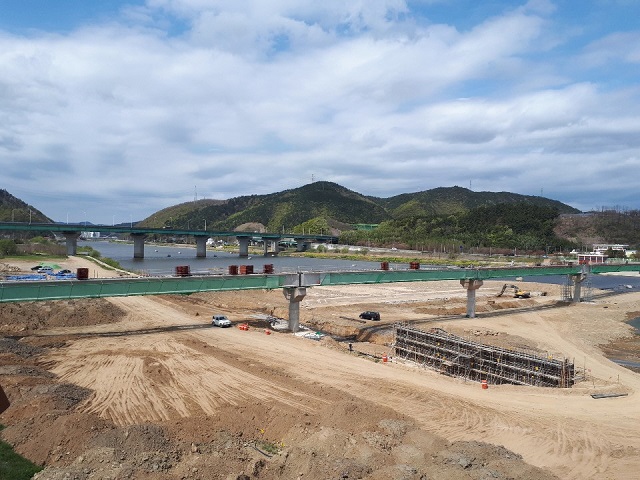 ▲ 부산지방국토관리청에서 추진 중인 상생인도교는 2016년 12월 착공해 교각, 상판설치 등 현재 80% 공정율로 공사가 순조롭게 진행되고 있다.ⓒ포항시