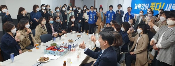 ▲ 더불어민주당 충북 중부3군 임호선 후보가 어린이집연합회 임원들과 보육문제를 토론한 뒤 지원을 약속하고 있다.ⓒ임호선 후보 사무소