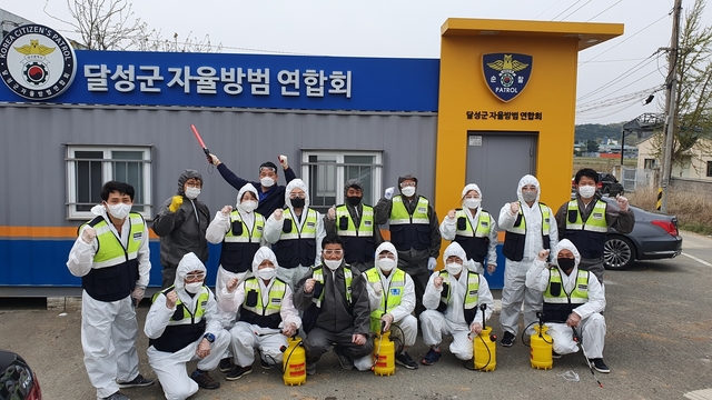 ▲ 대구 달성군(군수 김문오)은 자원봉사자들을 중심으로 어린이놀이터, 버스정류장 및 지하철 입구, 방범초소 등 논공읍 다중이용시설에 코로나19 방역 자원봉사활동을 전개했다.ⓒ달성군