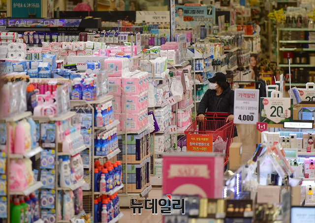 ▲ 서울 중구 한 대형마트에서 한 주민이 텅텅 빈 매장을 쇼핑하고 있다.ⓒ정상윤 사진기자