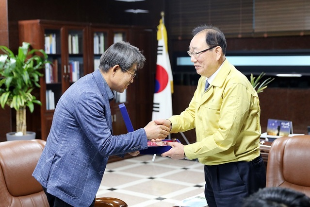 ▲ 김두년 중원대 총장이 지난 13일 총장실에서 농산오촌전국협의회 정문찬 이사장으로부터 감사패를 받고 있다.ⓒ중원대