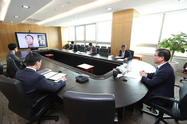 ▲ 코로나19 확산에 따른 해외 주재원 및 현지상황 점검회의에 참석한 변창흠 LH사장(사진 우측)과 경영진들이 화상회의를 진행하고 있다.ⓒLH