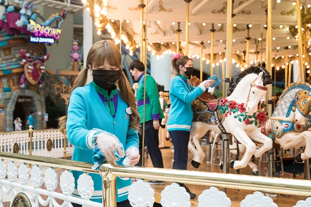 ▲ 롯데월드 어드벤처는 놀이기구에 운행전 매번 소독을 진행하고 있다.ⓒ롯데월드