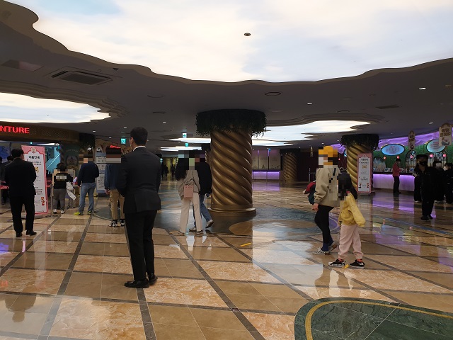 ▲ 지난 11일 찾은 서울 송파구 롯데월드 어드벤처 정문 게이트. 사회적 거리두기의 일환으로 대기 줄에 안전선이 생겼다. ⓒ임소현 기자