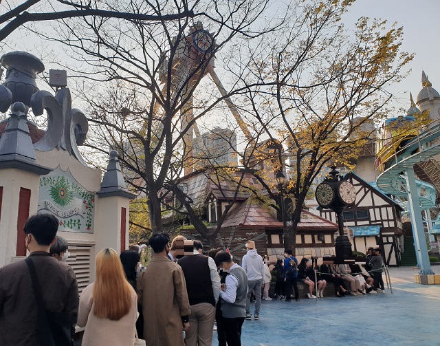 ▲ 지난 11일 찾은 서울 송파구 롯데월드 어드벤처. 대기줄은 모두 일자형이다. ⓒ임소현 기자