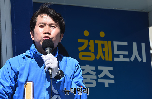 ▲ 이인영 더불어민주당 원내대표가 고민정 후보를 당선시켜주면 저와 민주당은 100% 국민 모두에게 긴급재난 지원급을 드리기위해 전력을 다할 것