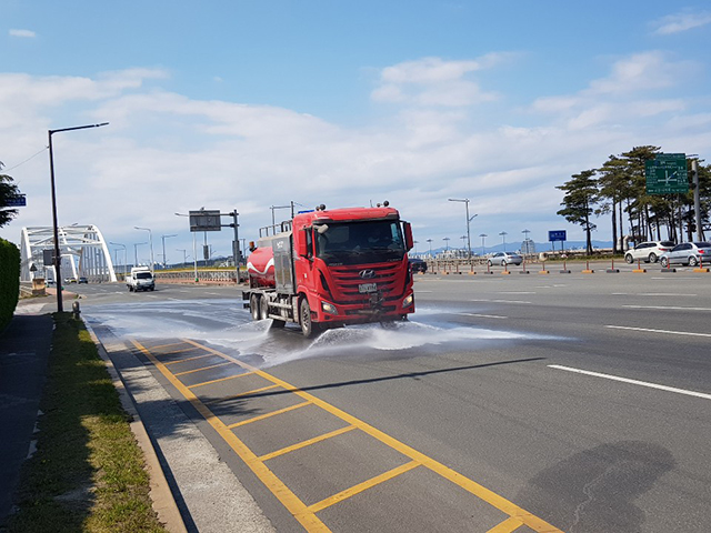 ▲ 현대제철포항공장은 고압살수차를 이용해 도로 미세먼지 저감 청소작업을 실시했다.ⓒ현대제철포항공장