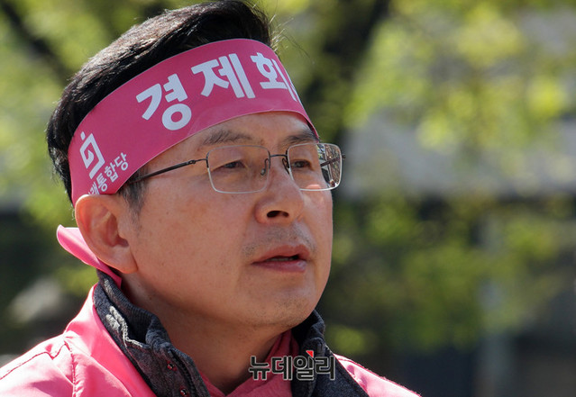 ▲ 제21대 국회의원 선거를 하루 앞둔 14일 오전 황교안 미래통합당 종로구 후보가 서울 종로구 보신각 앞에서 대국민 기자회견을 하고 있다. ⓒ이기륭 기자