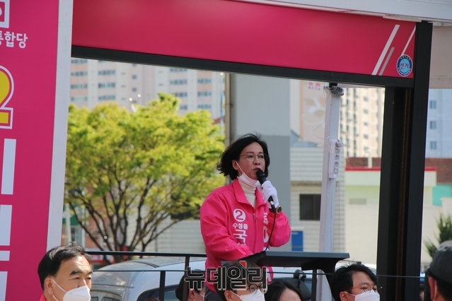 ▲ 이인선 후보는 14일 오후 2시 범물동 용지아파트 입구에서 ‘써니 희망 유세’를 통해 “선거기간 동안 골목골목 종횡무진 순회유세, 집중유세 등을 통해 시민들의 아픔을 헤아렸고, 미래통합당의 힘으로 문재인 정권의 독선과 만행을 심판해야 한다는 절실함을 알렸다”고 말했다.ⓒ뉴데일리