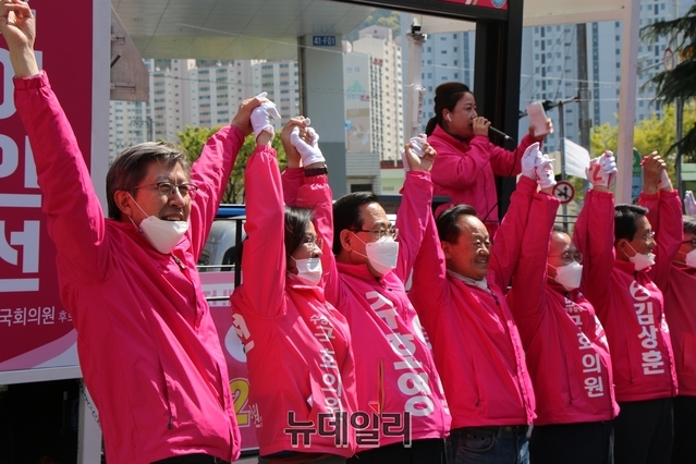 ▲ 박형준 선대위원장(왼쪽 첫번째)과 이인선(왼쪽 두번째) 후보 등이 용지아파트 유세에서 손을 들어 승리를 다짐하고 있다.ⓒ뉴데일리