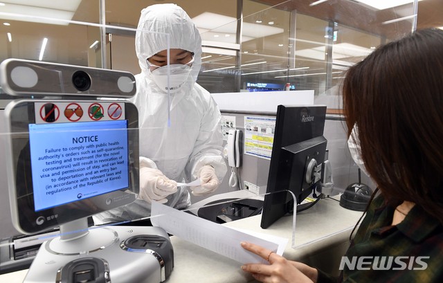 ▲ 인천국제공항 출입국 외국인청 입국심사관이 유증상자 전용 입국심사대에서 입국심사뒤 자가격리 지침을 설명하고 있다. ⓒ뉴시스