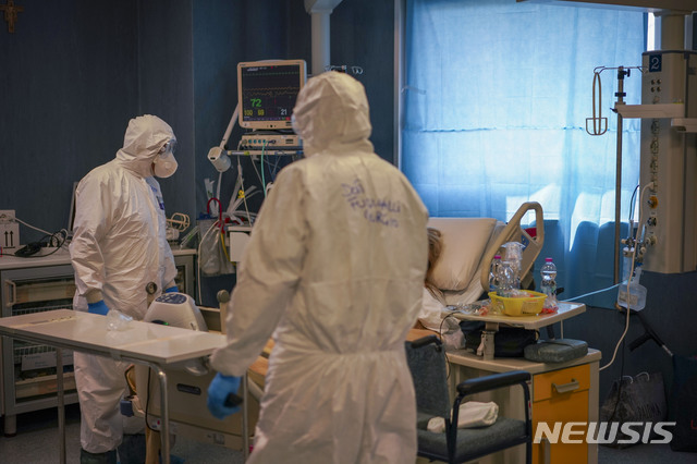 ▲ 이탈리아 로마의 성 필리포 네리 병원 집중치료실에서 의료진이 환자를 돌보고 있다. ⓒ뉴시스