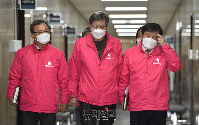 ▲ 박형준·신세돈 미래통합당 공동 선거대책위원장 등 참석자들이 지난달 31일 오전 국회에서 열린 선거전략대책회의에 입장하고 있다. ⓒ박성원 기자