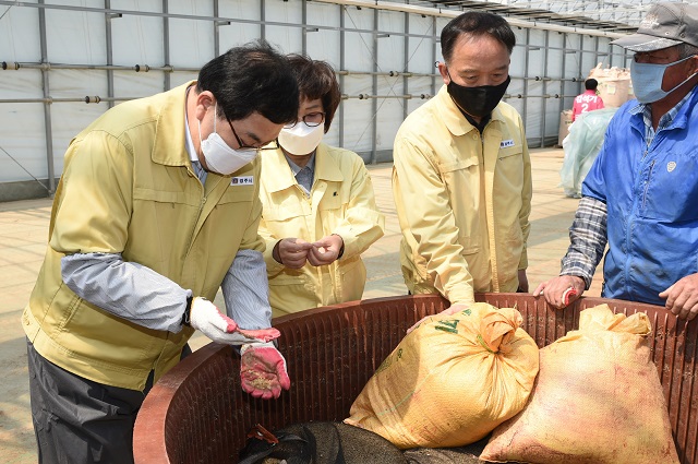 ▲ 주낙영 경주시장은 현곡면 농기계작목반 볍씨 파종작업에 참여했다.ⓒ경주시