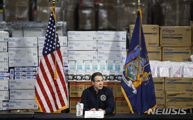 ▲ 방역물자 앞에서 우한코로나 브리핑을 하는 앤드류 쿠오마 뉴욕 주지사. ⓒ뉴시스 AP. 무단전재 및 재배포 금지.