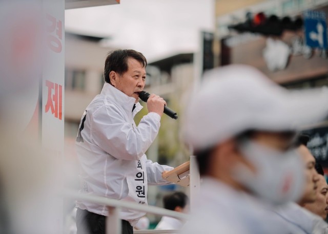 ▲ 14일 김봉교 무소속 구미시을 국회의원 후보가 “시민이 선택한 후보를 유권자 여러분이 선택해야 밝은 미래가 열린다”며 지지를 호소했다.ⓒ김 후보 측