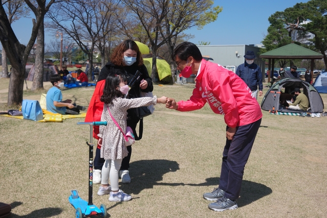 ▲ 김영식 후보가 동락공원에 산책 나온 아동과 주먹 인사를 나누고 있다.ⓒ김 후보 측