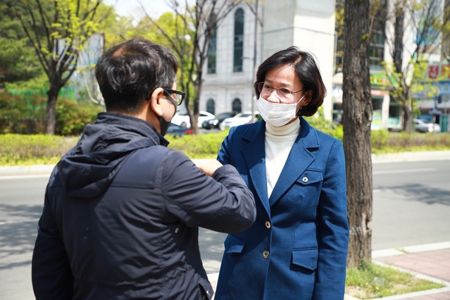 ▲ 이인선 후보가 길거리에서 투표참여를 당부하고 있다.ⓒ이 후보 측