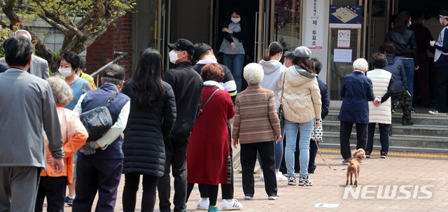 ▲ 제21대 국회의원선거 당일인 15일 오후 서울 용산구 성심여자고등학교에 마련된 원효로 제2동 제3 투표소에서 유권자들이 투표를 하기 위해 줄을 서 있다. ⓒ뉴시스