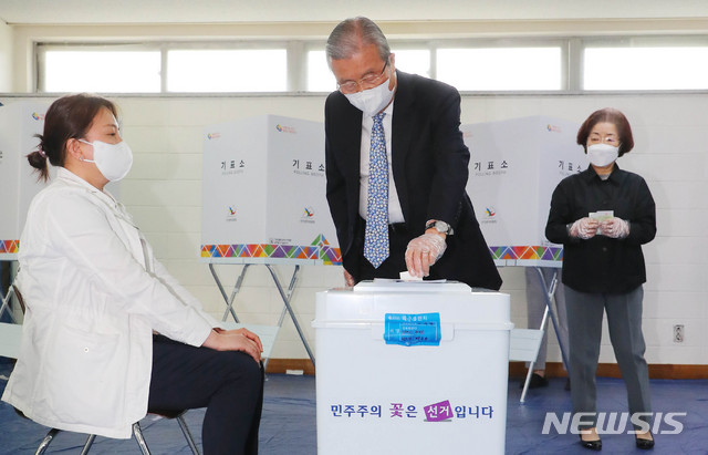 ▲ 김종인 미래통합당 총괄선대위원장이 15일 서울 종로구 하비에르국제학교 체육관 평창동 제3투표소에서 제21대 국회의원선거 투표를 하고 있다.ⓒ뉴시스