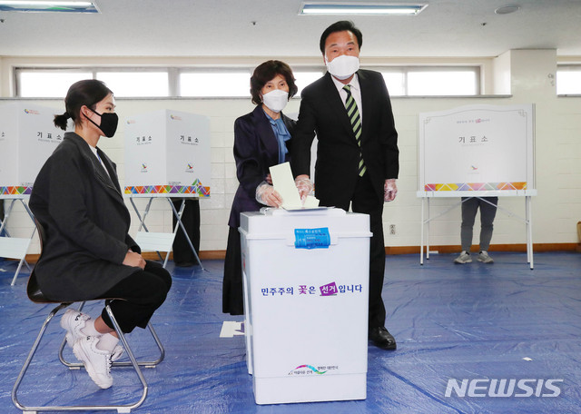▲ 손학규(맨 오른쪽) 민생당 상임위원장과 부인 이윤영씨가 15일 오전 서울 종로 하비에르국제학교에서 투표하고 있다.ⓒ뉴시스