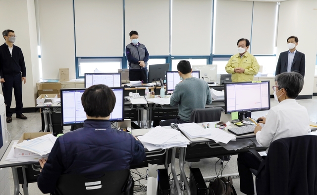 ▲ 백선기 칠곡군수는 13일 코로나19 피해로 어려움을 겪고 있는 지역 소상공인 들의 금융지원을 위해 특례보증 심사를 하고 있는 경북신용보증재단을 방문해 소상공인 신속지원대책을 논의하고 관계자들을 격려했다.ⓒ찰곡군