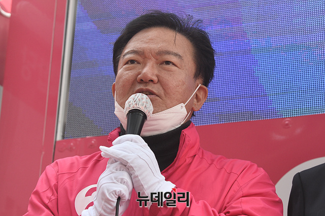 ▲ 민경욱 미래통합당 인천 연수구을 후보가 지난 11일 오전 인천 연수구 풍천장어주차장에서 지지를 호소하고 있다. ⓒ박성원 기자