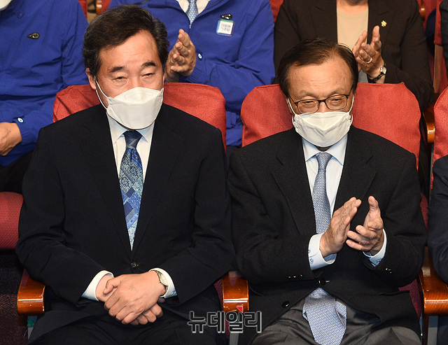 ▲ 이해찬 더불어민주당 대표, 이낙연 상임선대위원장, 이인영 원내대표 등 참석자들이 15일 오후 국회 의원회관에 마련된 더불어민주당-더불어시민당 제21대 국회의원 선거 개표상황실에서 출구조사 결과 발표를 시청하고 있다. ⓒ박성원 기자