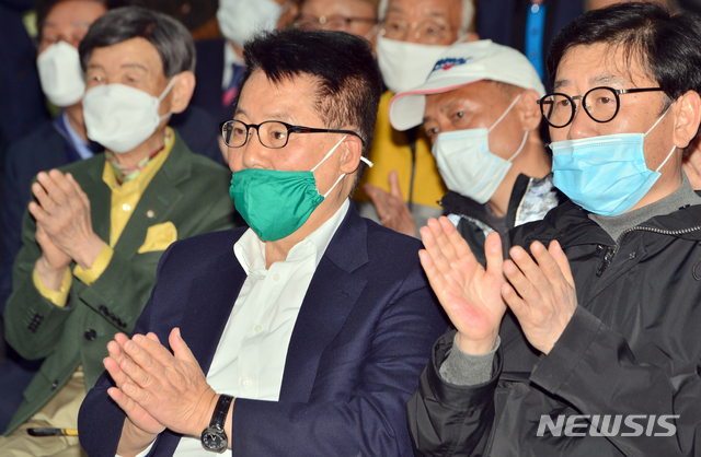 ▲ 박지원 민생당 전남 목포시 국회의원 후보가 제21대 국회의원 선거가 종료된 15일 오후 목포시 하당동 선거 캠프 상황실에서 한 방송사의 예측 조사에서 '경합'으로 나오자 박수를 치고 있다.ⓒ뉴시스