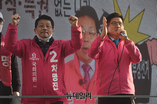 ▲ 김문수 기독자유통일당 공동선거대책위원장(오른쪽)이 지난 11일 오후 경기 부천시 부천역 남부광장에서 차명진 미래통합당 경기 부천시병 후보의 지지를 호소하고 있다. ⓒ박성원 기자