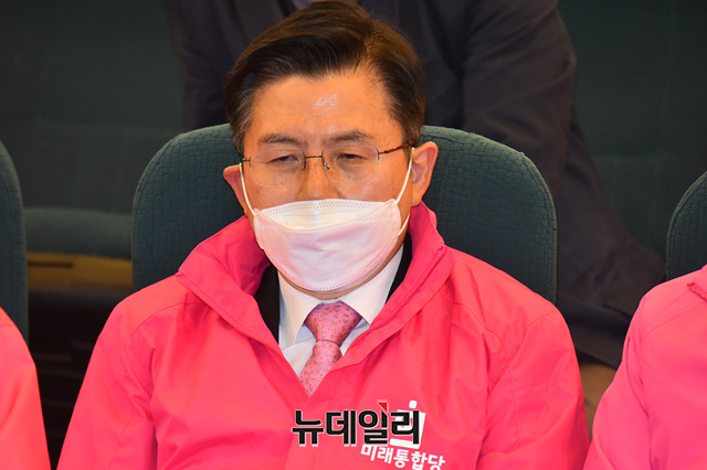 ▲ 황교안 미래통합당 대표가 4.15 총선일인 15일 오후 국회 도서관 대강당에 마련된 개표 상황실에서 당직자들과 출구조사 방송을 시청하고 있다. ⓒ이종현 기자