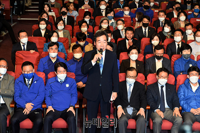 ▲ 이낙연 공동상임선대위원장이 15일 오후 국회 의원회관에 마련된 더불어민주당-더불어시민당 제21대 국회의원 선거 개표상황실에서 출구조사 결과를 보고 소회를 밝히고 있다. ⓒ박성원 기자