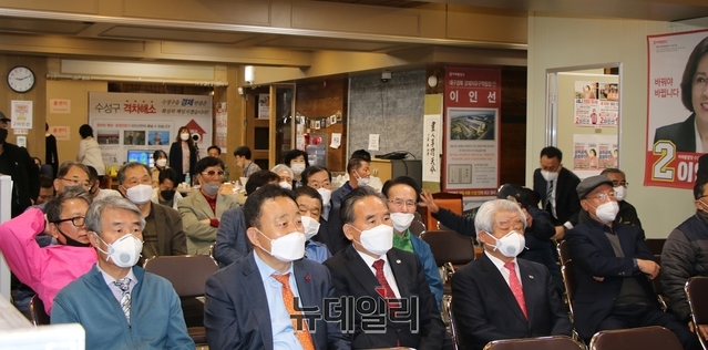 ▲ 대구 수성을 이인선 후보 캠프 관계자들이 15일 저녁 초조하게 개표방송을 지켜보고 있다.ⓒ뉴데일리