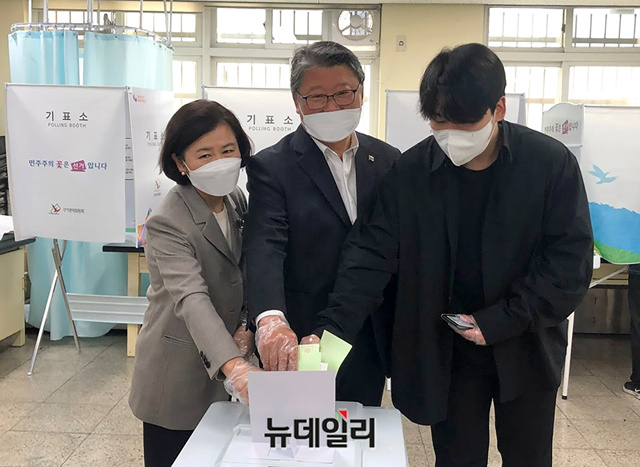 ▲ 조원진 우리공화당 대구 달서병 후보가 15일 오후 대구 달서구 성당제4투표소에서 가족과 함께 투표를 하고 있다.ⓒ조원진 캠프 제공