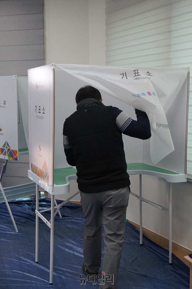 ▲ 15일 실시된 21대 총선에서 한 유권자가 투표용지를 받아 기표소로 들어가고 있다.ⓒ김정원 기자