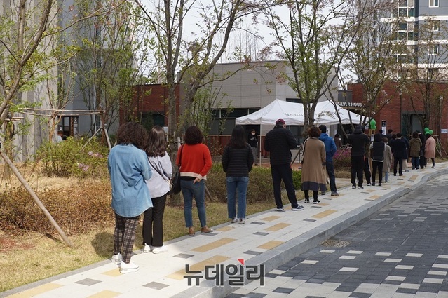 ▲ 15일 실시된 제21대 총선에서 시민들이 투표를 하기 위해 긴줄을 서서 차례를 기다리고 있다.ⓒ김정원 기자