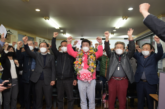 ▲ 강대식 후보는 당선소감문에서 “이번 선거로 경제를 엉망으로 만든 문재인 정권의 독주를 막아달라는 국민의 염원이 얼마나 절박한지를 다시 한 번 확인했다”고 말했다.ⓒ강 후보 측