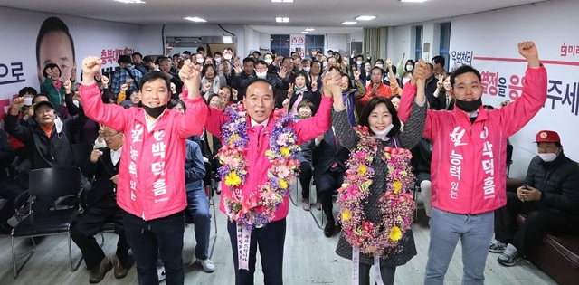 ▲ 15일 치러진 21대 총선에서 당선된 미래통합당 박덕흠 당선자가 가족들과 함께 당선의 기쁨을 나누고 있다.ⓒ박덕흠 당선자 사무실