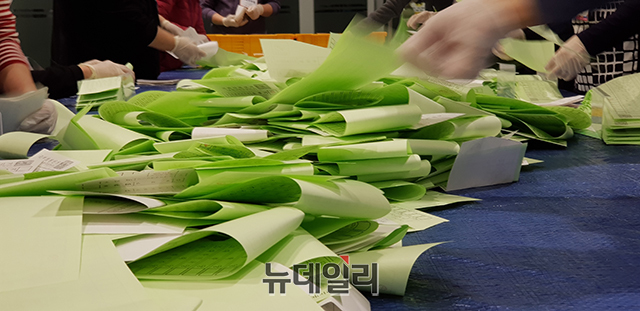 ▲ 제21대 국회의원 선거 투표용지가 포항북구 한마음체욱관에서 개표를 기다리고 있다.ⓒ뉴데일리 박진호 기자